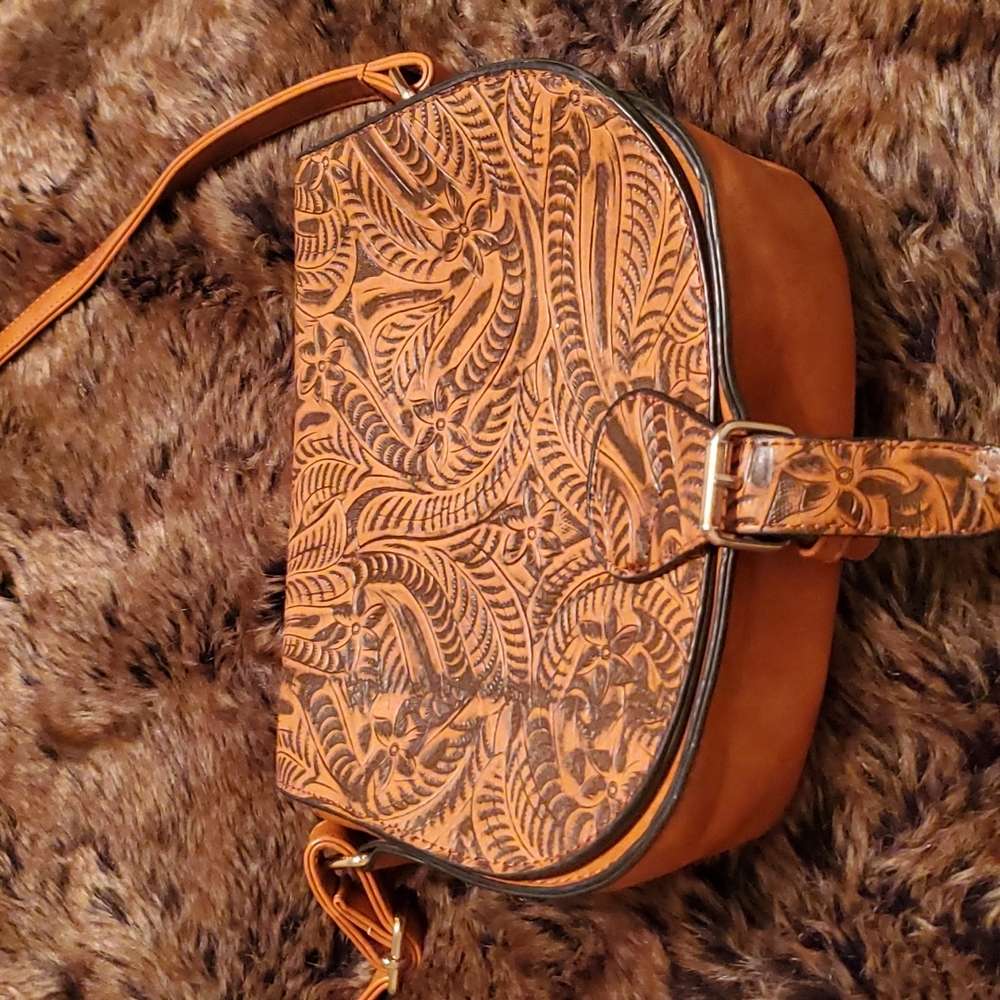 VINTAGE TAN LEATHER SATCHEL PURSE WITH DECORATIVE ON IT MEDIUM LEATHER INSIDE